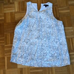 Banana republic black and white top with white tie detail on back. Worn once. L